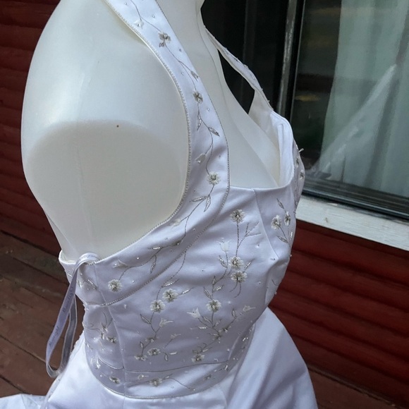 Halter style floral hand beaded wedding dress NWT Moonlight size 10 - Picture 10 of 17